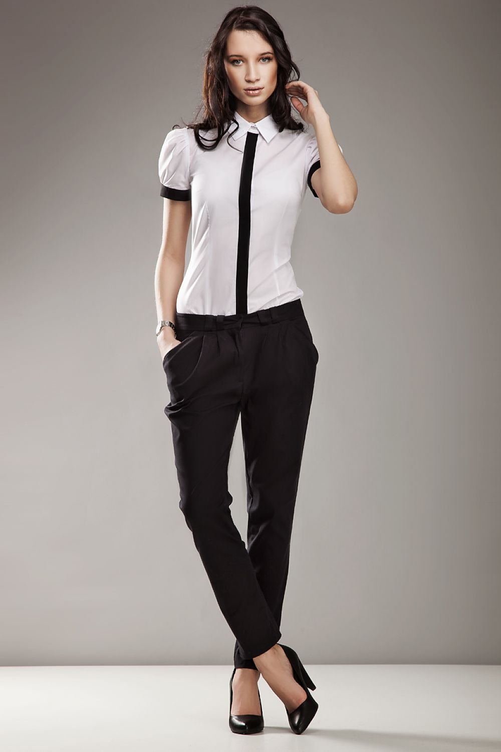 Черные брюки и блузка. Классическая одежда для девушек. Строгая одежда для девушек. Девушка в офисной одежде. Классический стиль одежды для девушек.