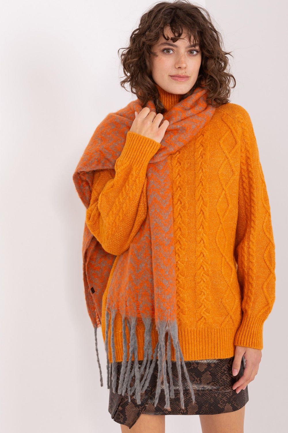 Shawl model 205973 AT