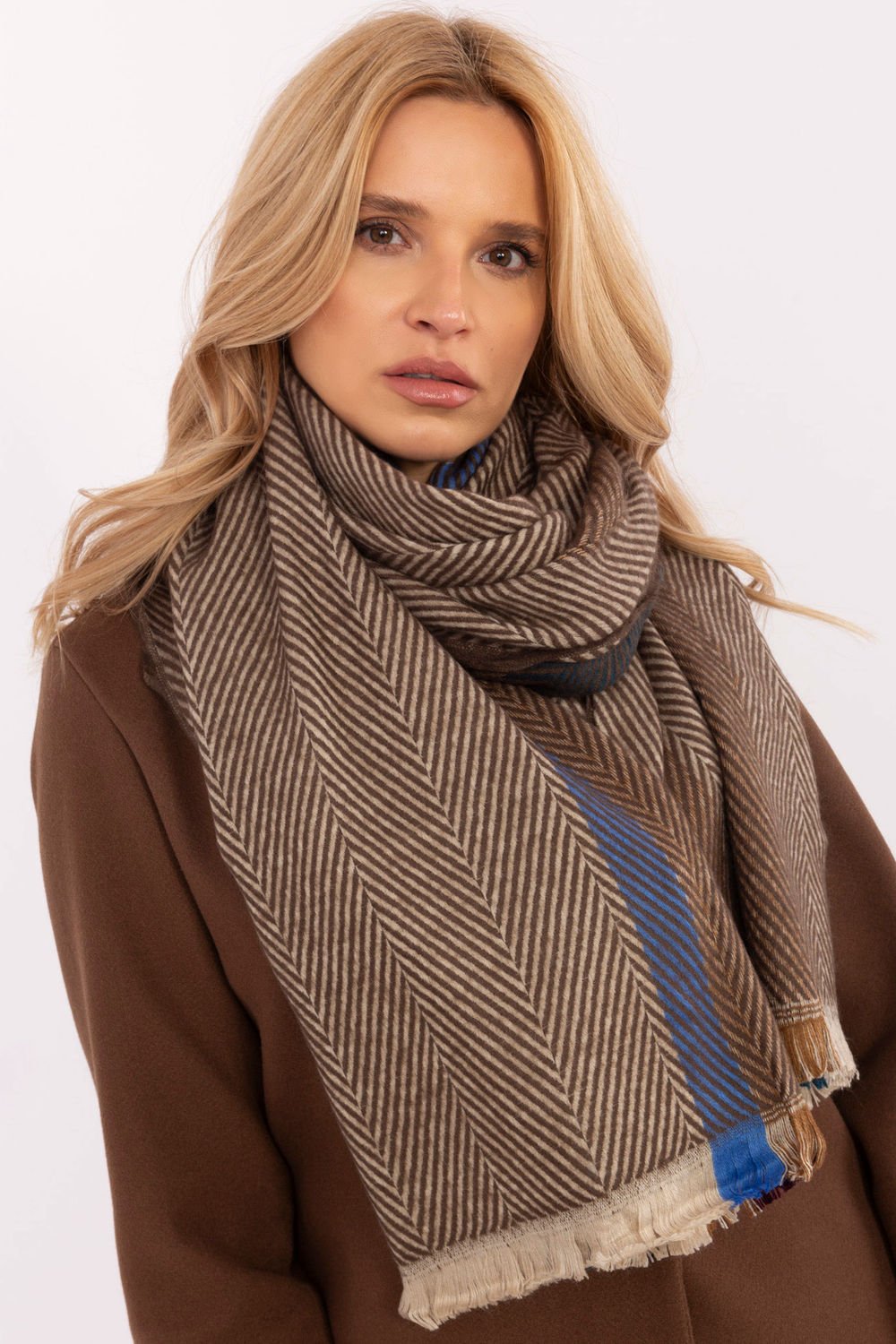 Shawl model 206038 AT