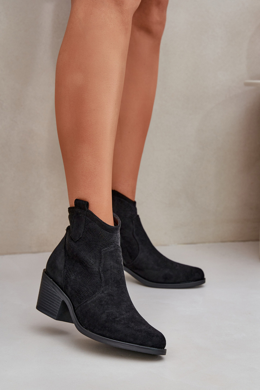 Heel boots model 208467 Step i..